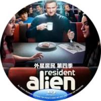 评分：9 外星居民 第4季<终> B 2025 双碟装  介绍：2025年最新科幻悬疑美剧外星居民 第三季剧情涉及螳螂人伪装身份暴露、Liv发现外星人真相等科幻主线本季延续外星人哈里伪装成地球医生的核心设定，围绕人类与外星种族的互动展开多线